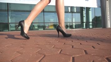 时尚女性穿着高跟鞋走路脚部特写_3840X2160_高清视频素材下载(编号:5577976)_影视包装_光厂(VJ师网) www.vjshi.com