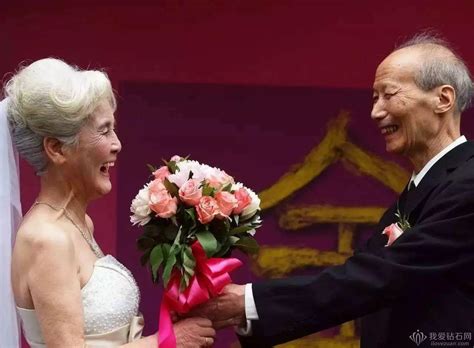 永恒的爱：看这对高龄夫妇在结婚70年之后拍摄浪漫婚纱照！_咔够网 - 摄影器材交流与交易门户网站