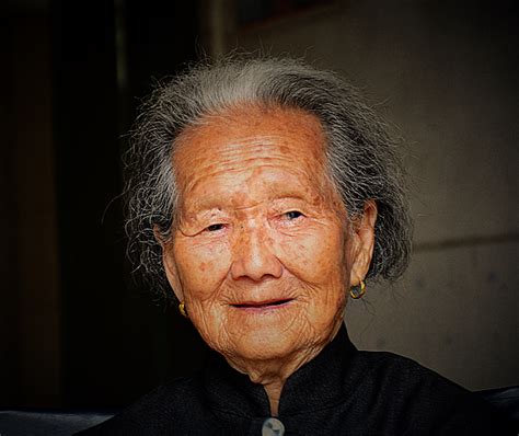 73岁的中国老奶奶穿旗袍、走西藏、骑哈雷，美丽的人生从来与年龄无关！ - 倾城网