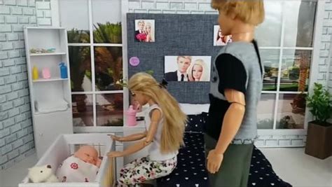 芭比娃娃玩具系列：芭比和肯照顾小宝宝照顾的很用心_高清1080P在线观看平台_腾讯视频