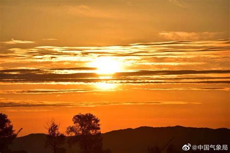 2021从旅馆步行几分钟就来到抚仙湖边，一轮红日正在从远处的山后喷薄而出，初升的太阳光洒在抚仙湖面上，..._抚仙湖国际旅游度假区-评论-去哪儿攻略
