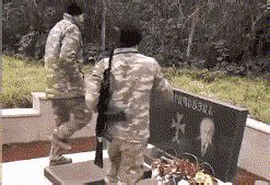 现场：阿塞拜疆士兵肆意践踏亚美尼亚墓地 面露微笑_凤凰网视频_凤凰网