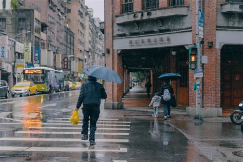 雨中孤独打伞的中年背影高清摄影大图-千库网