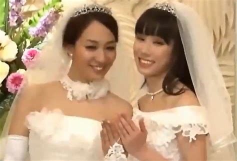 日本女同性恋艺人举办婚礼 同穿婚纱泪洒现场__海南新闻网_南海网