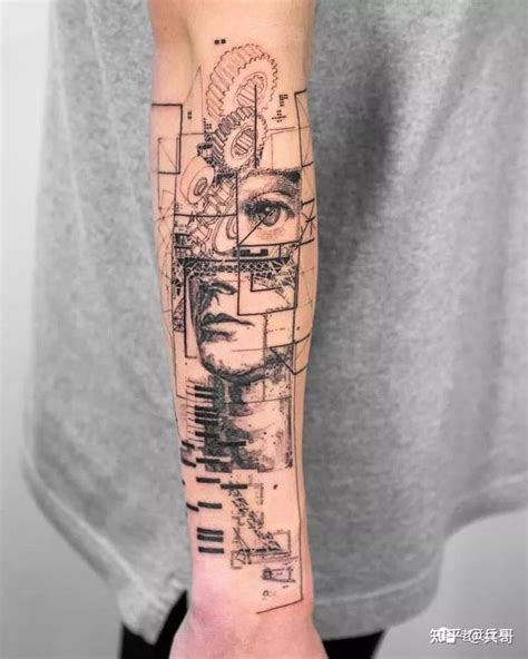 冷先生大臂上的创意多种语言纹身图案_南京纹彩刺青