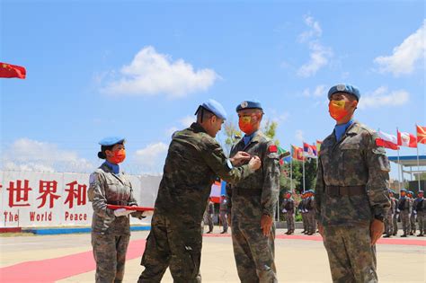 中国赴黎维和部队官兵荣获联合国“和平荣誉”勋章|联合国|勋章|李岗_新浪新闻