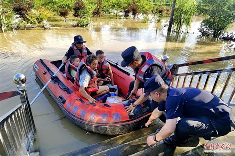 九旬老人因洪水被困家中，他们蹚水前行紧急救援……_韶关发布