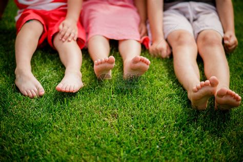 孩子们赤脚坐在草地上高清图片下载-正版图片303562204-摄图网