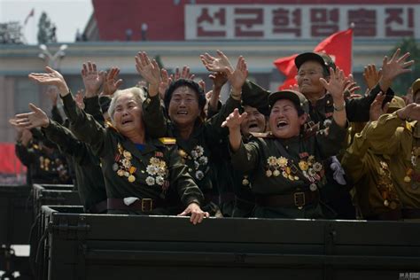 朝鲜女兵对比韩国女兵，朝鲜女兵的大鹅步一出场，看起来真搞笑。_腾讯视频