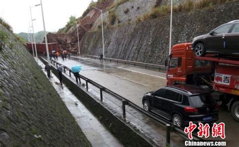 贵州织金山体塌方 巨石横路交通中断-图片频道