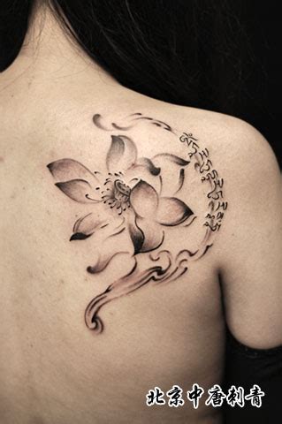 女生背部时尚唯美的黑白莲花纹身图案