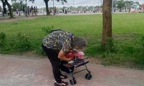 老奶奶每天推婴儿车遛弯，路人瞅着不对劲，这“婴儿”不一般！ - 360娱乐，你开心就好