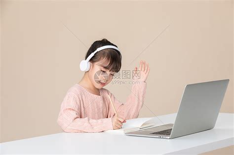 小女孩使用电脑线上学习听课举手高清图片下载-正版图片501694120-摄图网
