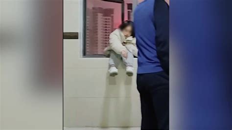 2岁女童脚卡旋转门 义乌消防员成功救援开道送医-义乌,消防-义乌新闻