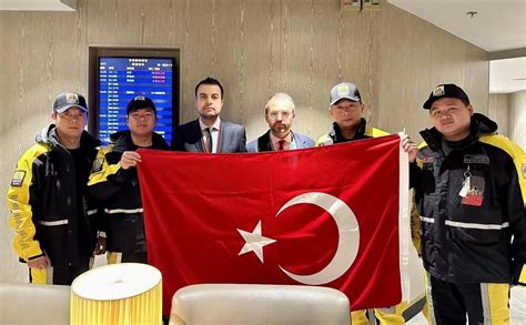 土耳其驻港总领事与中国救援队员合影，这一画面让人心痛