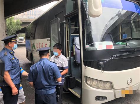 北京部分长途客运因防疫暂停，正规大巴竟做起黑车买卖_京报网