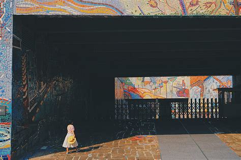 2021无数色彩斑驳的碎瓷砖拼绘出一片斑斓璀璨的天地， 墙色彩斑斓，充满惊奇和活力，再夸张的图案和表达..._四川美术学院(黄桷坪校区)-评论-去哪儿攻略
