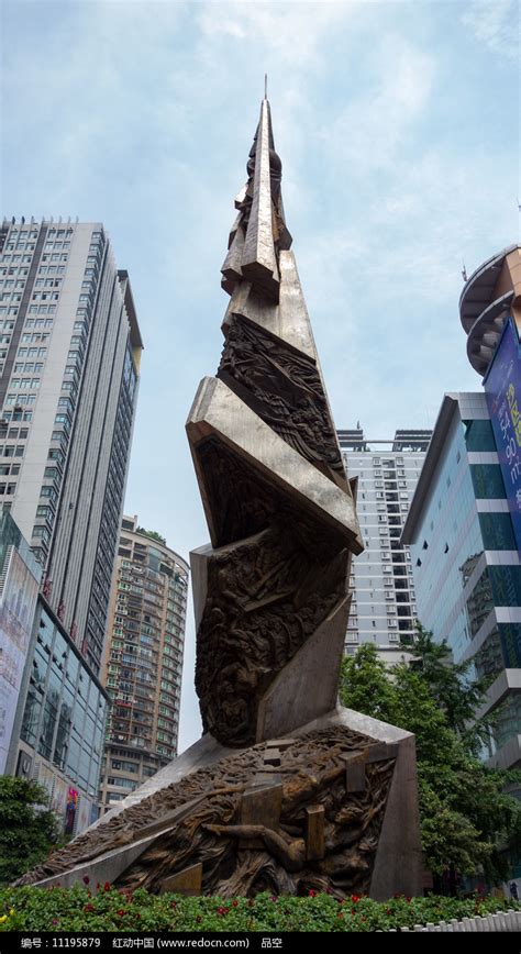 三峡广场蓝天下的三峡艺术碑高清图片下载_红动中国