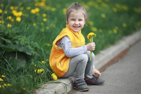 一个小孩在春天的春高清图片下载-正版图片505484841-摄图网