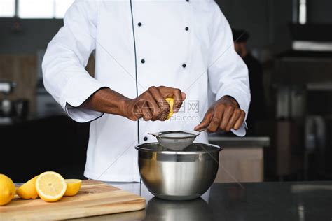 身穿厨师制服的年轻非洲女厨师高清图片下载-正版图片504433138-摄图网