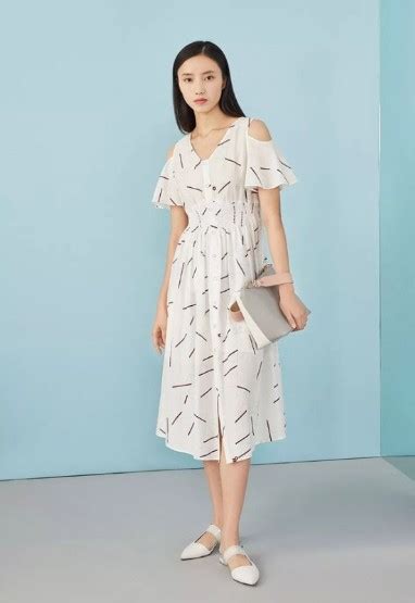 3COLOUR三彩女装2019夏季新款烟蓝色连衣裙-服装品牌新品-CFW服装设计网