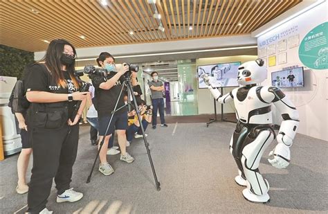 直击世界机器人大会：人形机器人成顶流，“邓丽君”现场唱歌-科技频道-和讯网