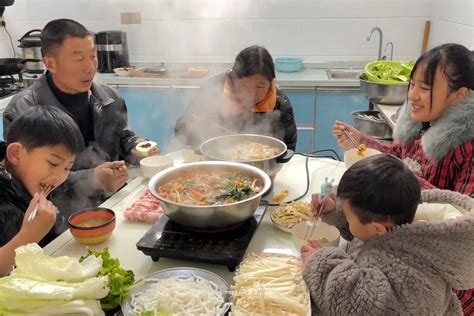 外面寒风呼呼的刮，一家人围在家里涮火锅，边煮边吃真得劲_凤凰网视频_凤凰网