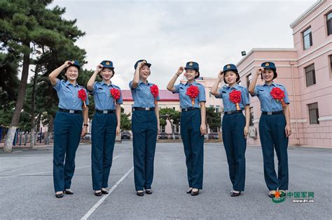 退伍季丨快看这些漂亮女兵着戎装的样子 - 中国军网