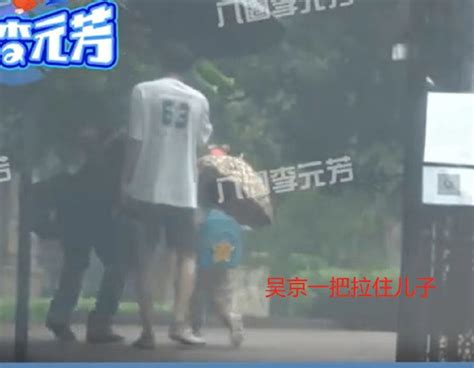 吴京带儿子回小区被拍 肩挎大行李包雨中护孩子父爱满满_新浪图片
