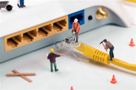维修网络连接的工人在互联网上修高清图片下载-正版图片503491390-摄图网