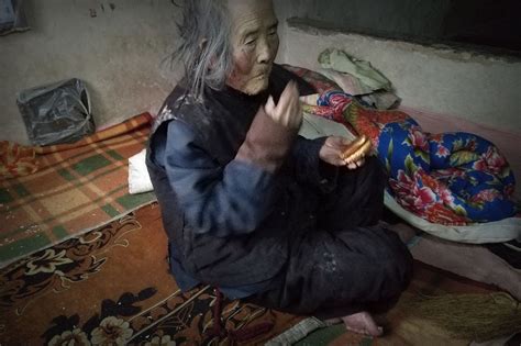 104岁农村老奶奶面色红润，还能盘腿打坐，她长寿故事是坚强|老奶奶|农村|故事_新浪新闻