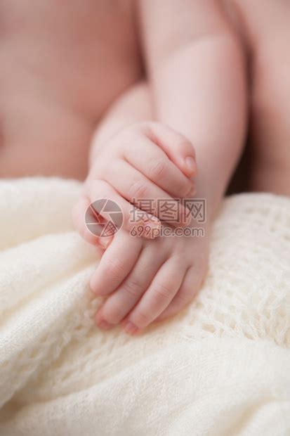 双胞胎女婴手牵的特写镜头高清图片下载-正版图片502664330-摄图网