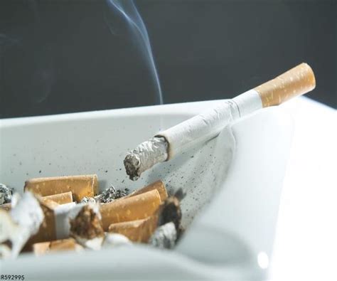 简约黑色吸烟有害健康禁烟教育PPT模板-PPT牛模板网