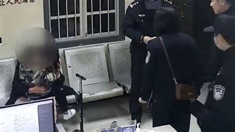 女警下班路上“捡到”走失小孩，又巧遇前来求助的孩子母亲_凤凰网视频_凤凰网