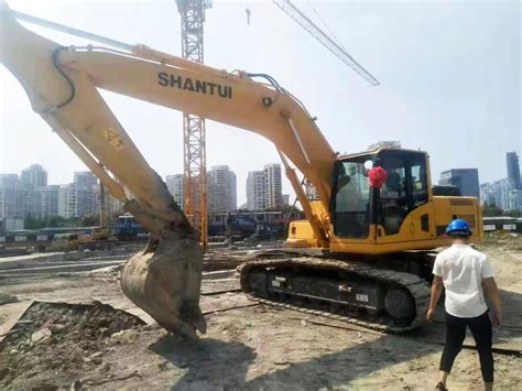 大型挖掘机-设备展示-郑州绿城垃圾清运有限公司
