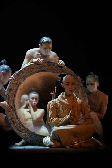 如何用当代舞台意象诠释东方美学？“灵魂舞者”赵梁采撷了幻境、禅茶与昆曲