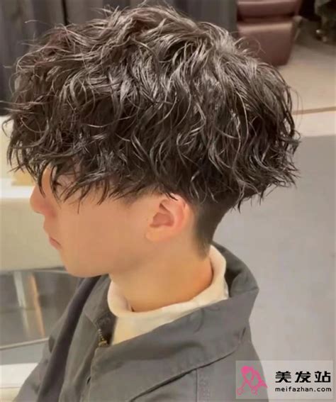 烫发发型男生图片
