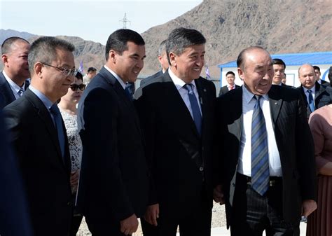 吉尔吉斯斯坦总统出席项目开工仪式（左三吉方总统、左一中方参赞）