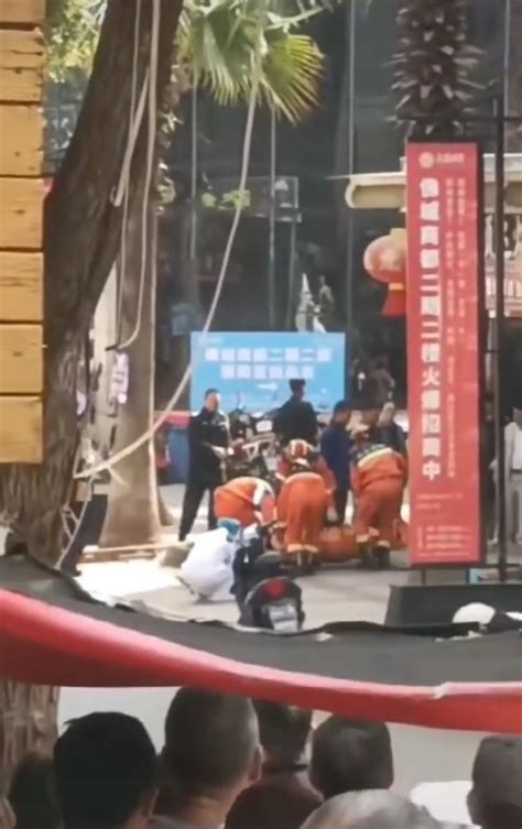【追踪】云南弥勒电梯坠落致3死17伤，有商户称曾遭遇电梯急速下坠|界面新闻 · 中国