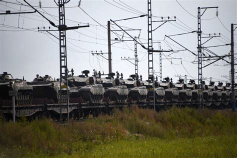 装备99式坦克的解放军合成旅奔赴“东方2018”演习