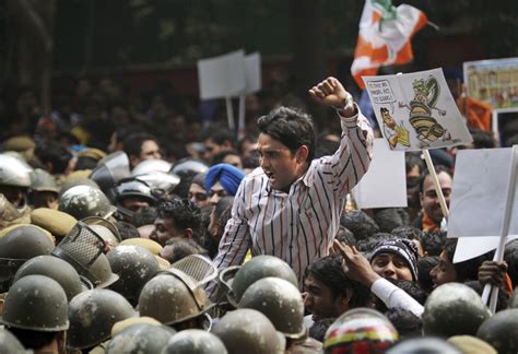 印度民众前往总理府抗议腐败遭警察当街棒打（图） - 乌有之乡
