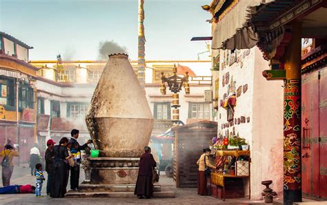 八廓街：拉萨最著名的朝圣路，现在怎么成了“网红旅拍”一条街？