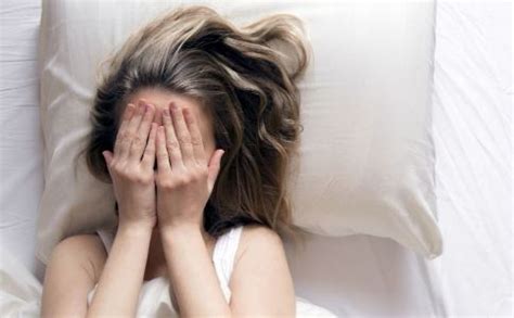 青年女性失眠睡不着高清图片下载-正版图片502383838-摄图网
