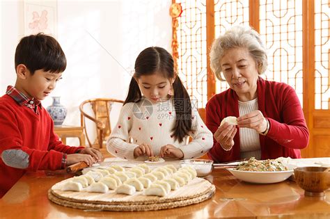 老人教孩子们学包饺子高清图片下载-正版图片501977608-摄图网