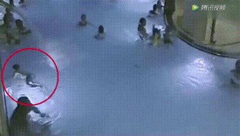 7岁男孩在游泳馆溺水 监控曝光家长怒了！_快讯_长沙社区通