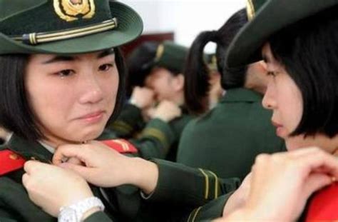 解放军女兵进行队列训练时的侧影照：侧面看队列就是一条笔直的线