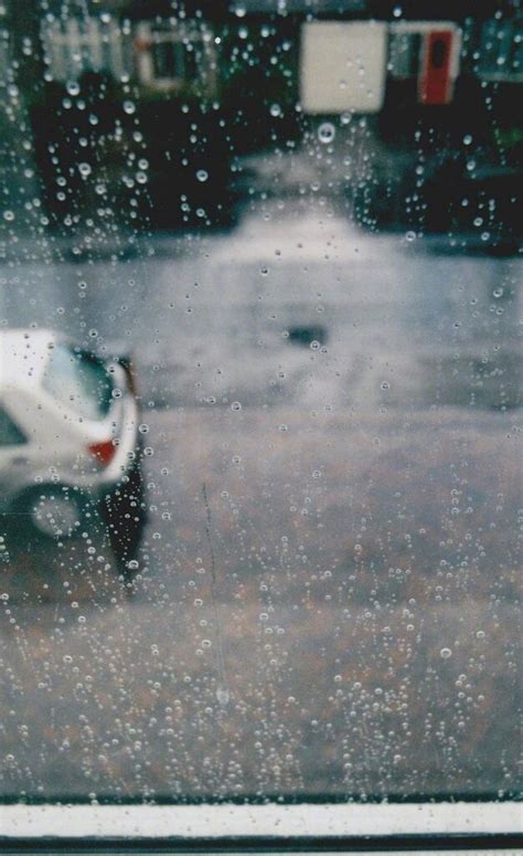 【治愈向】下雨天，一个人看向窗外，听着雨滴的声音（推荐耳机）