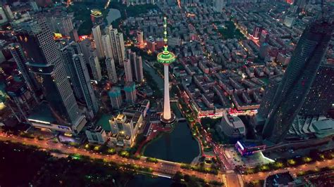 辽宁最高的电视塔，曾是东北最高的建筑，高305.5米，被称彩电塔