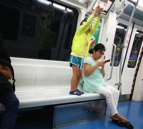 男孩地铁上没让座，被老人怒骂“没教养”，妈妈的反击很解气 - 知乎