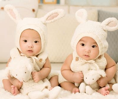 2019双胞胎女孩名字大全 双胞胎姐妹好名推荐_查查吧